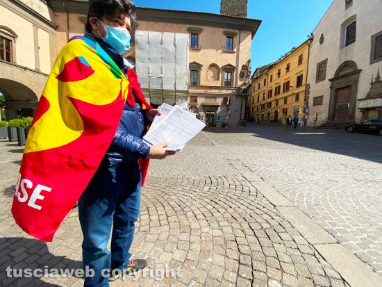 Viterbo - Usb - Il volantinaggio a sostegno di Riccardo Cristello