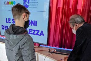 Bagnoregio - I ragazzi delle medie incontrano Luca Raffaelli