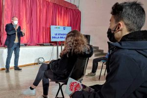 Bagnoregio - I ragazzi delle medie incontrano Luca Raffaelli