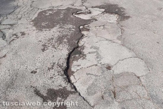Viterbo - Buche in piazzale dell'Università