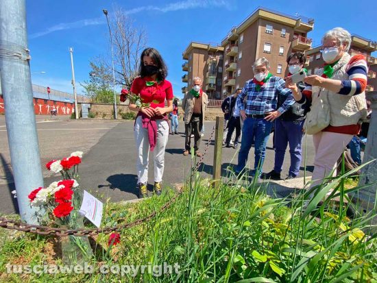 Viterbo - Anpi e Rete degli studenti lasciano un mazzo di fiori in largo Biferali
