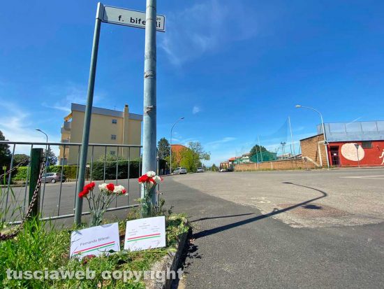 Viterbo - Anpi e Rete degli studenti lasciano un mazzo di fiori in largo Biferali
