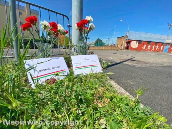 Viterbo - Anpi e Rete degli studenti lasciano un mazzo di fiori in largo Biferali