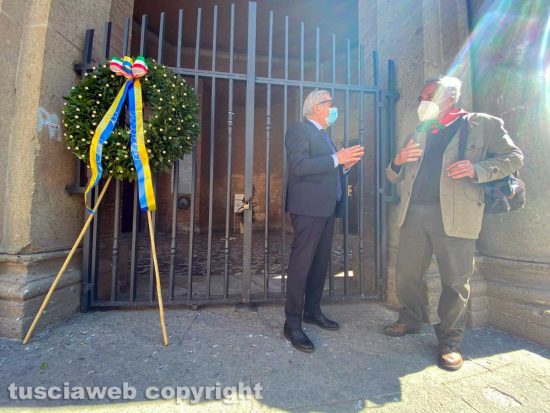 Viterbo - Giovanni Arena ed Enrico Mezzetti fuori dal liceo Buratti
