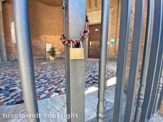 Viterbo - Il liceo Buratti chiuso