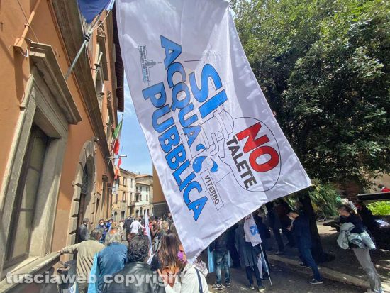 Paola Celletti con il comitato Non ce la beviamo sotto palazzo Gentili