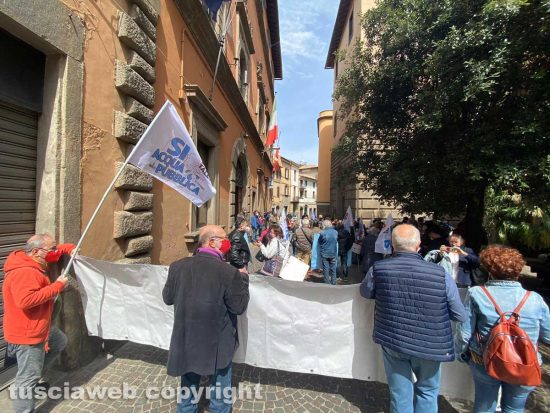 Paola Celletti con il comitato Non ce la beviamo sotto palazzo Gentili