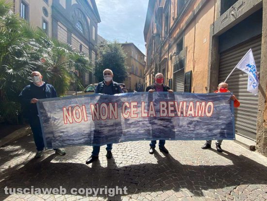 Paola Celletti con il comitato Non ce la beviamo sotto palazzo Gentili