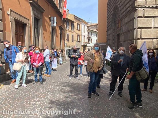 Paola Celletti con il comitato Non ce la beviamo sotto palazzo Gentili