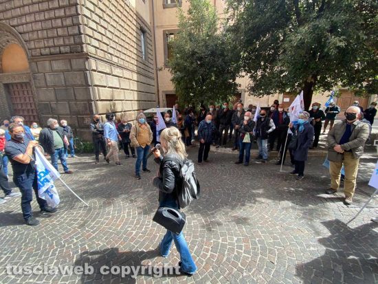 Paola Celletti con il comitato Non ce la beviamo sotto palazzo Gentili