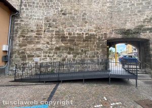 Viterbo - La pedana per disabili a porta Romana