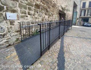 Viterbo - La pedana per disabili a porta Romana
