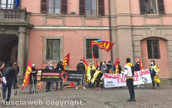 Viterbo - La protesta di Usb e migranti davanti alla prefettura