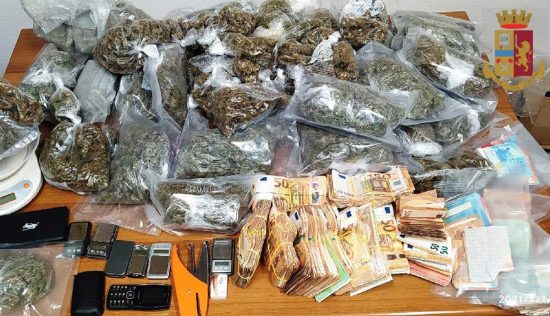 Napoli - La droga e i contanti sequestrati dalla polizia