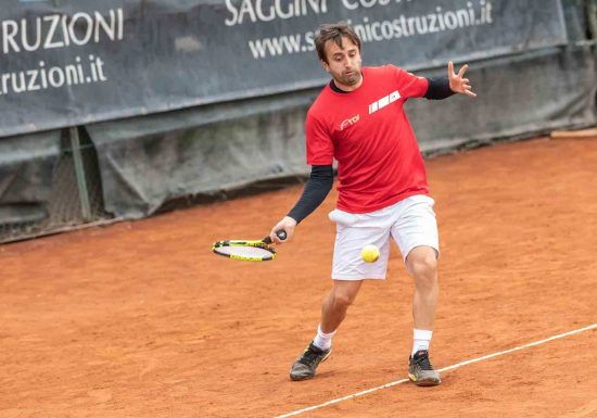 Sport - Un giocatore del Tennis club