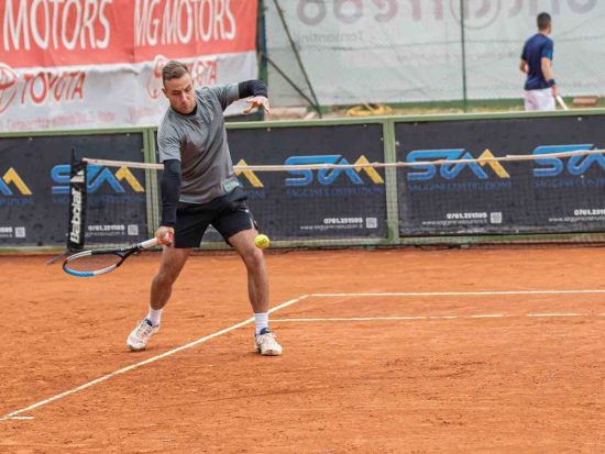 Sport - Un giocatore del Tennis club
