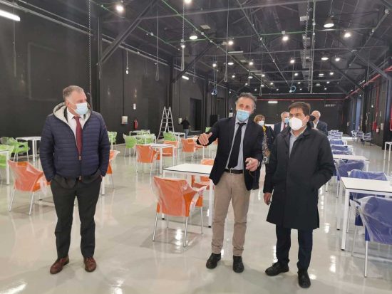 L’hub vaccinale in allestimento negli studios di Cinecittà