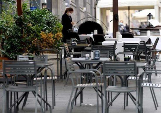 Covid - I tavoli di un bar