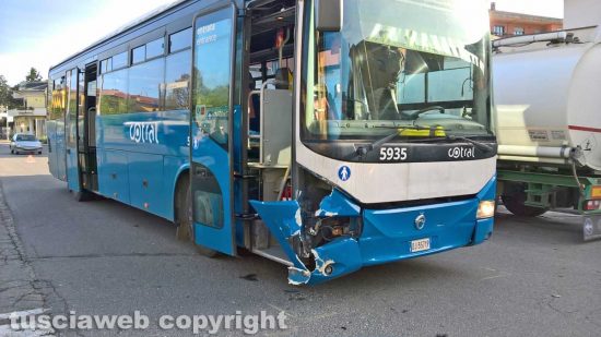 Montefiascone - Scontro auto-pullman