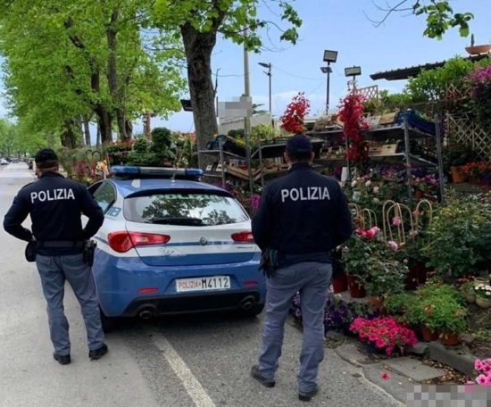 Napoli - Polizia - Le piante sul marciapiedi