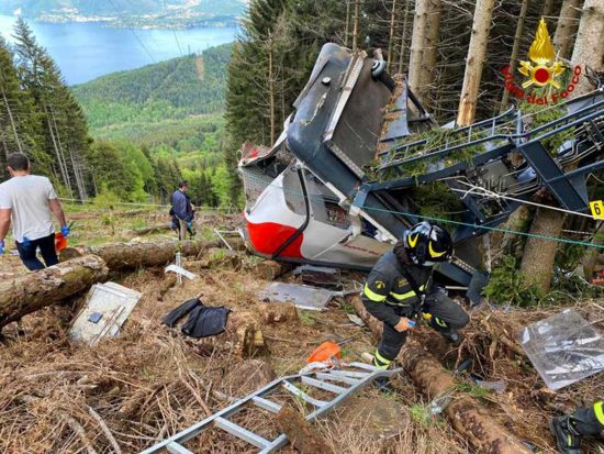 Funivia precipitata a Stresa - Vigili del fuoco al lavoro sul luogo della tragedia