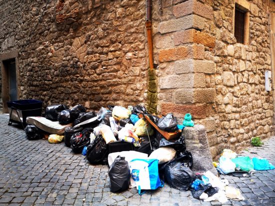 Viterbo - Cumuli di rifiuti in via della Parrocchia