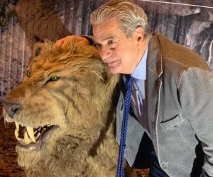 Giovanni Arena posa con il leone