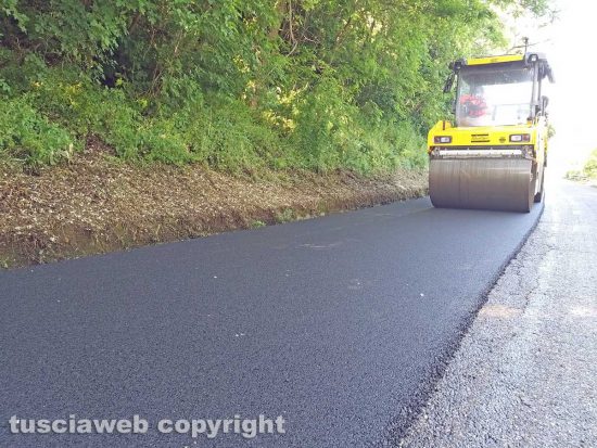 Montefiascone - I lavori di asfaltatura in via del Lago