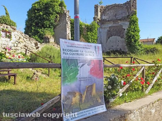 Montefiascone - La deposizione del cuscino di fiori per ricordare le vittime civili della seconda guerra mondiale