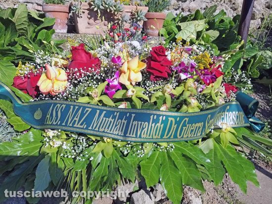 Montefiascone - Il cuscino di fiori per ricordare le vittime civili della seconda guerra mondiale