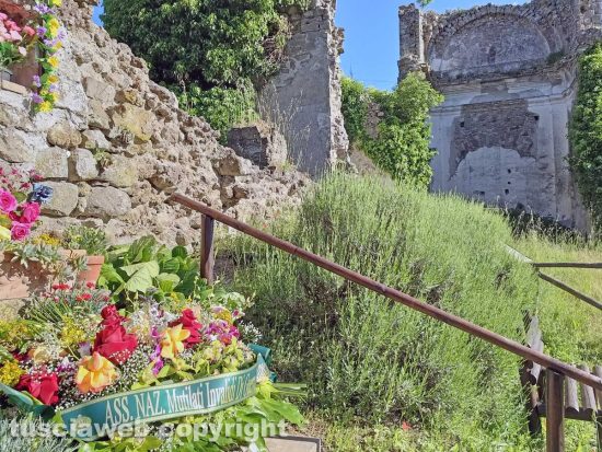 Montefiascone - Il cuscino di fiori per ricordare le vittime civili della seconda guerra mondiale