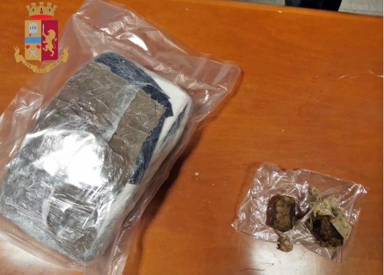 Roma - La droga consegnata al poliziotto