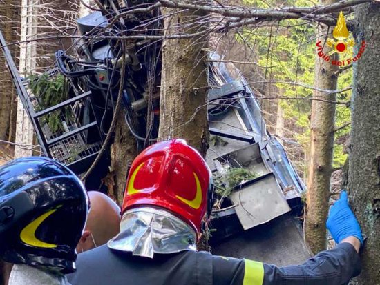 Funivia precipitata a Stresa - Vigili del fuoco al lavoro sul luogo della tragedia