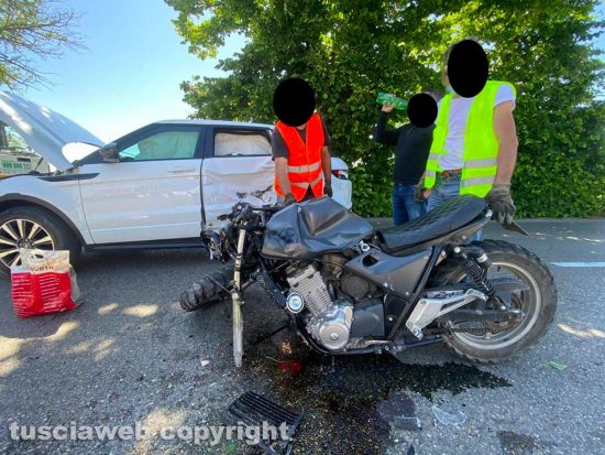 Viterbo - Cassia Nord - La moto distrutta dopo l'incidente e dietro la Land Rover