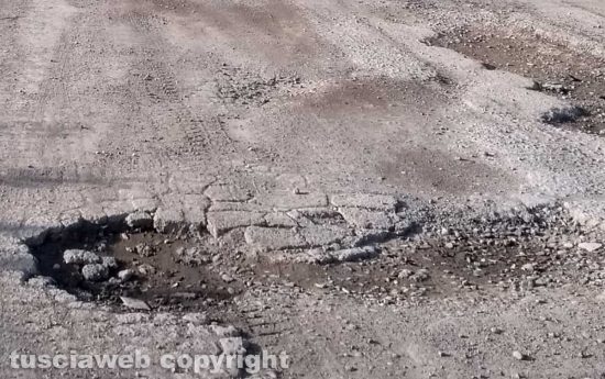 Viterbo - Buche in strada Rinaldone