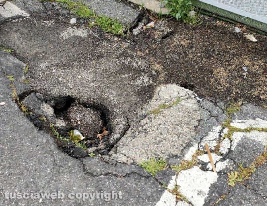 Viterbo - Asfalto davanti l'asilo nido al quartiere Pilastro