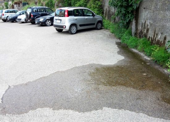 Viterbo - Perdita d'acqua nel piazzale antistante la ferrovia a Bagnaia