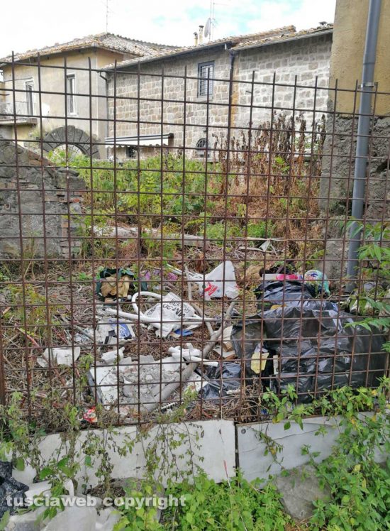 Viterbo - Rifiuti dentro Porta San Leonardo