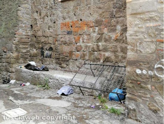 Viterbo - Rifiuti dentro Porta San Leonardo