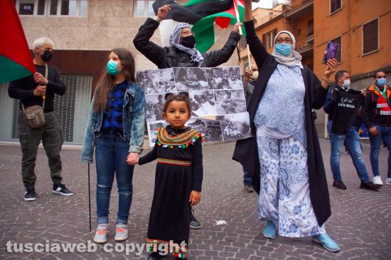 Viterbo - La manifestazione a sostegno della Palestina in piazza della Repubblica