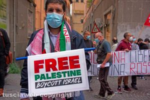 Viterbo - La manifestazione a sostegno della Palestina in piazza della Repubblica