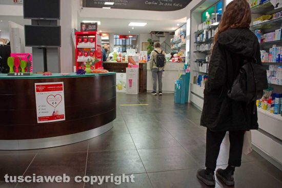 Viterbo - La farmacia Carlini in via della Sapienza