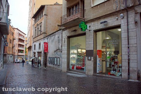 Viterbo - La farmacia Carlini in via della Sapienza