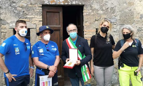 Da destra Ilaria Bartolotti, Elena Materazzo, Roberto Basili e alcuni membri di "Con-tatto"