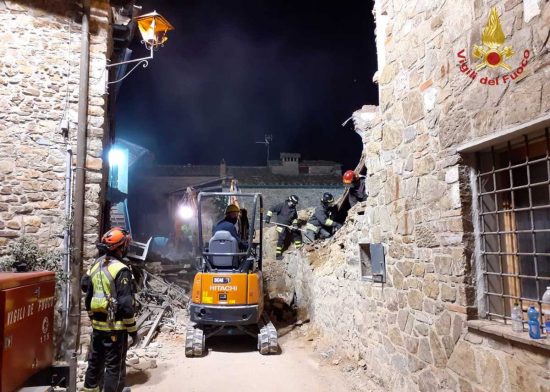 Firenze - vigili del fuoco sul luogo dell'esplosione