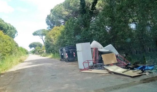 Tarquinia - Rifiuti abbandonati in località Spinicci