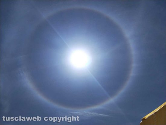 Orbetello - Arcobaleno a forma di cerchio perfetto intorno al sole