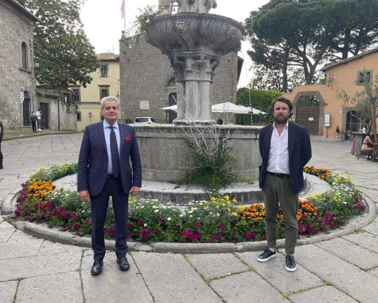 Viterbo - Allestimento floreale per la fontana di piazza del Gesù