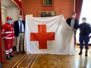 Viterbo - La bandiera della Croce rossa a palazzo dei Priori