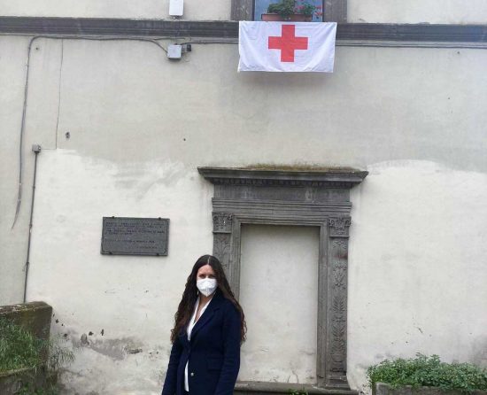 Viterbo - Antonella Sberna sotto la bandiera della Croce rossa italiana